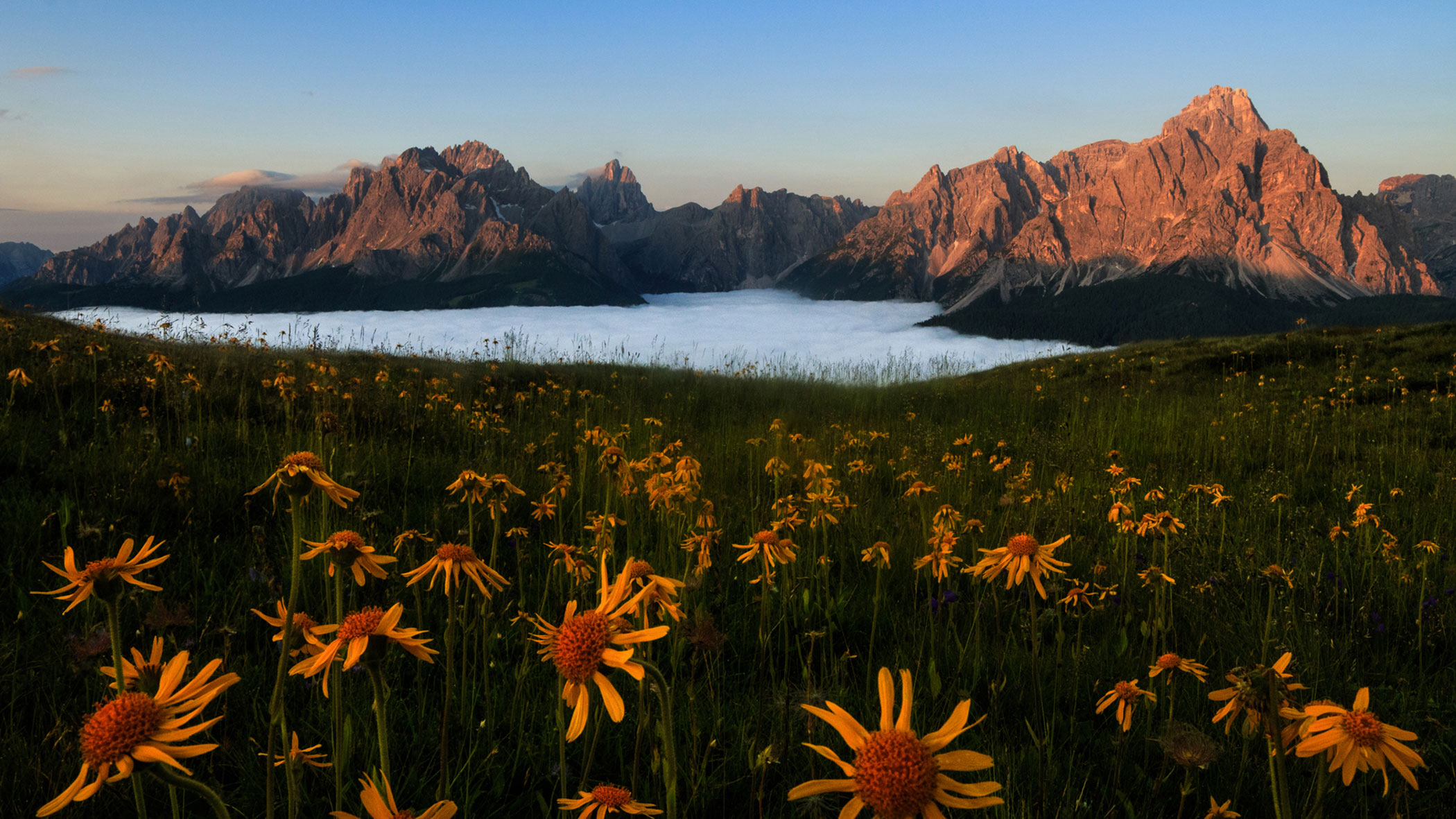 Atemberaubende Berglandschaft bei Sonnenuntergang