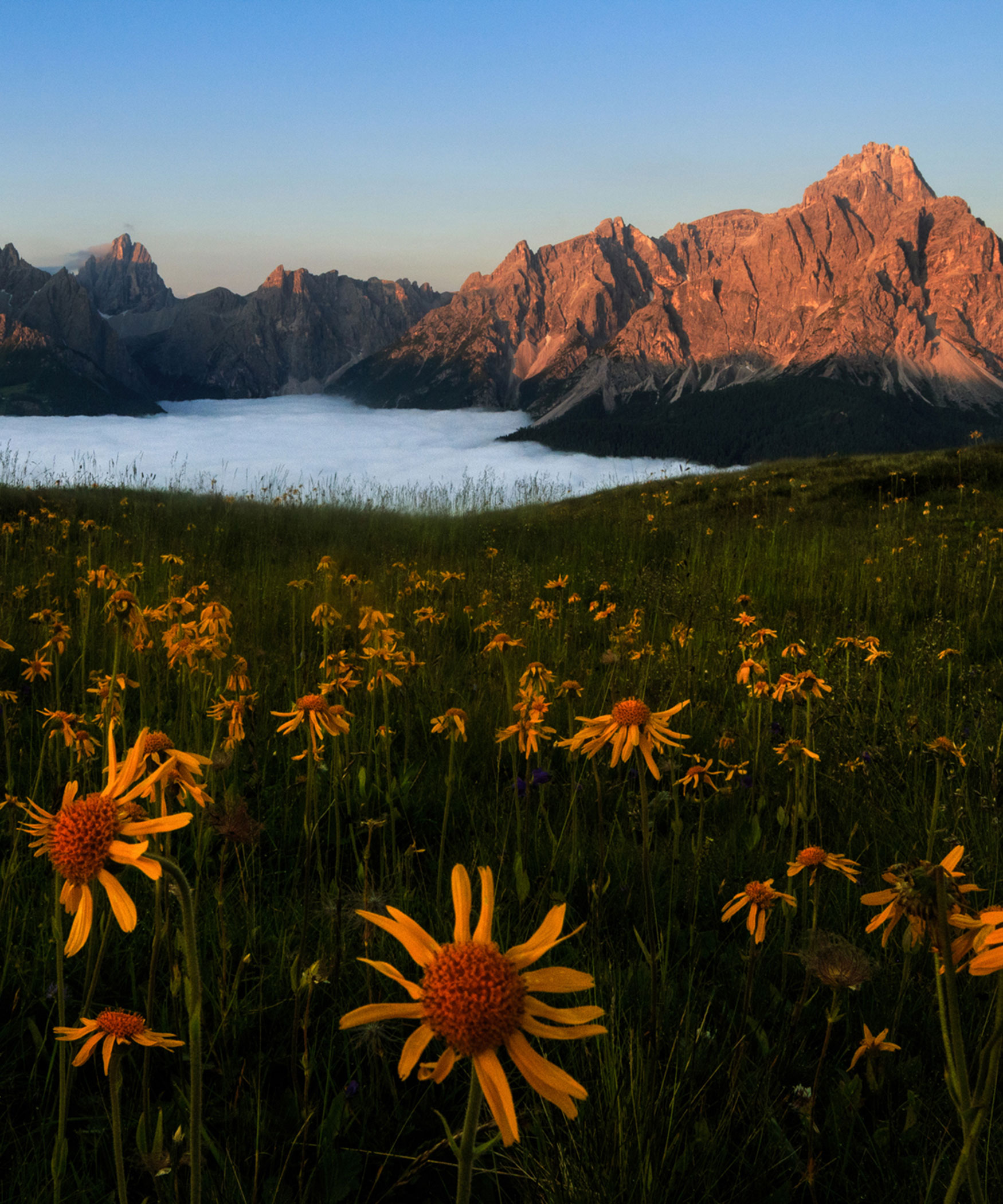 Atemberaubende Berglandschaft bei Sonnenuntergang